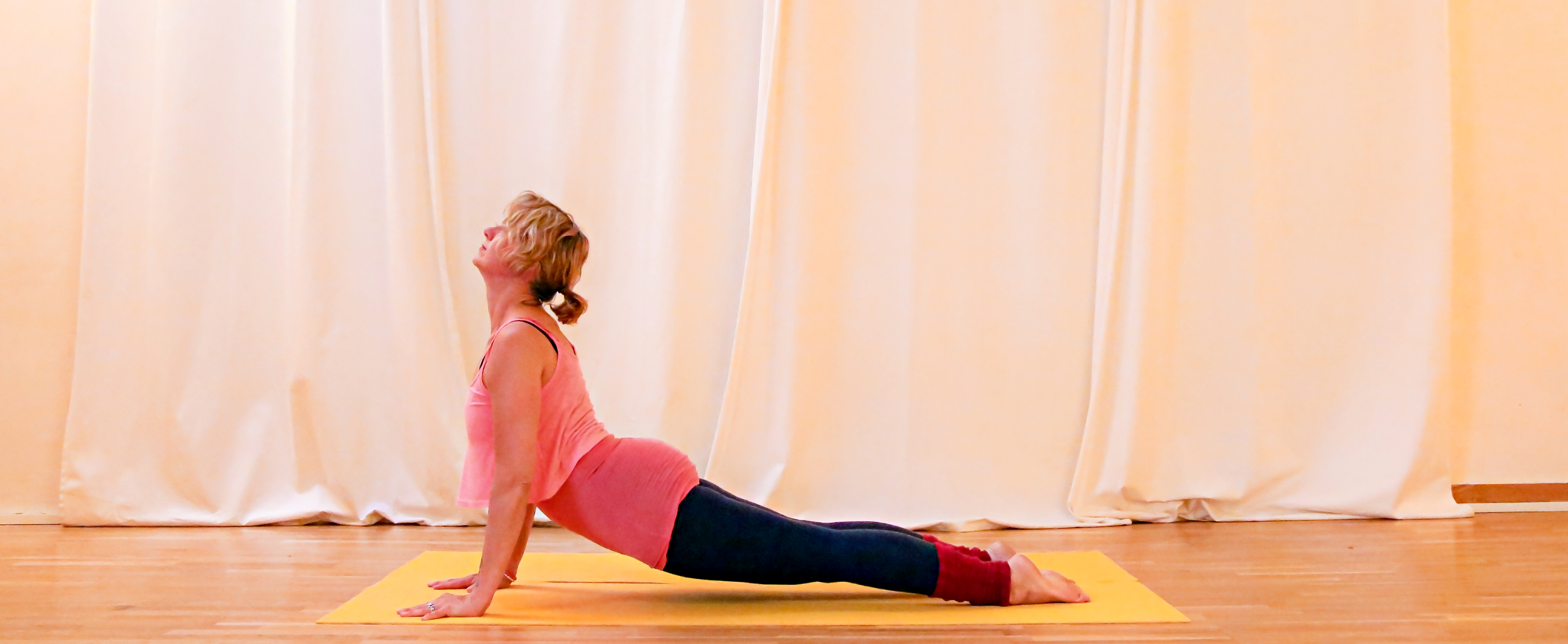 yogajieper-kundaliniyoga-schanze-hamburg-sonnengruss-heraufschauender-hund-urdhva-mukha-svanasana